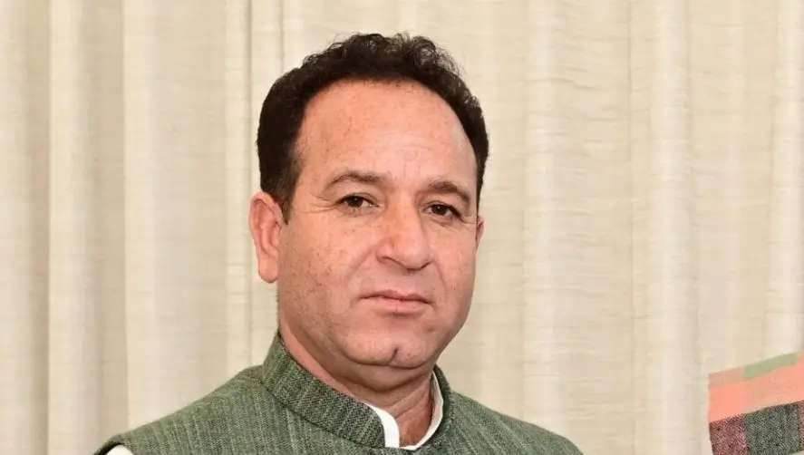 Sunil Sharma criticizing Omar Abdullah during a press conference