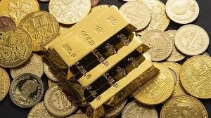 Gold bars with graph rising against the backdrop of the Federal Reserve